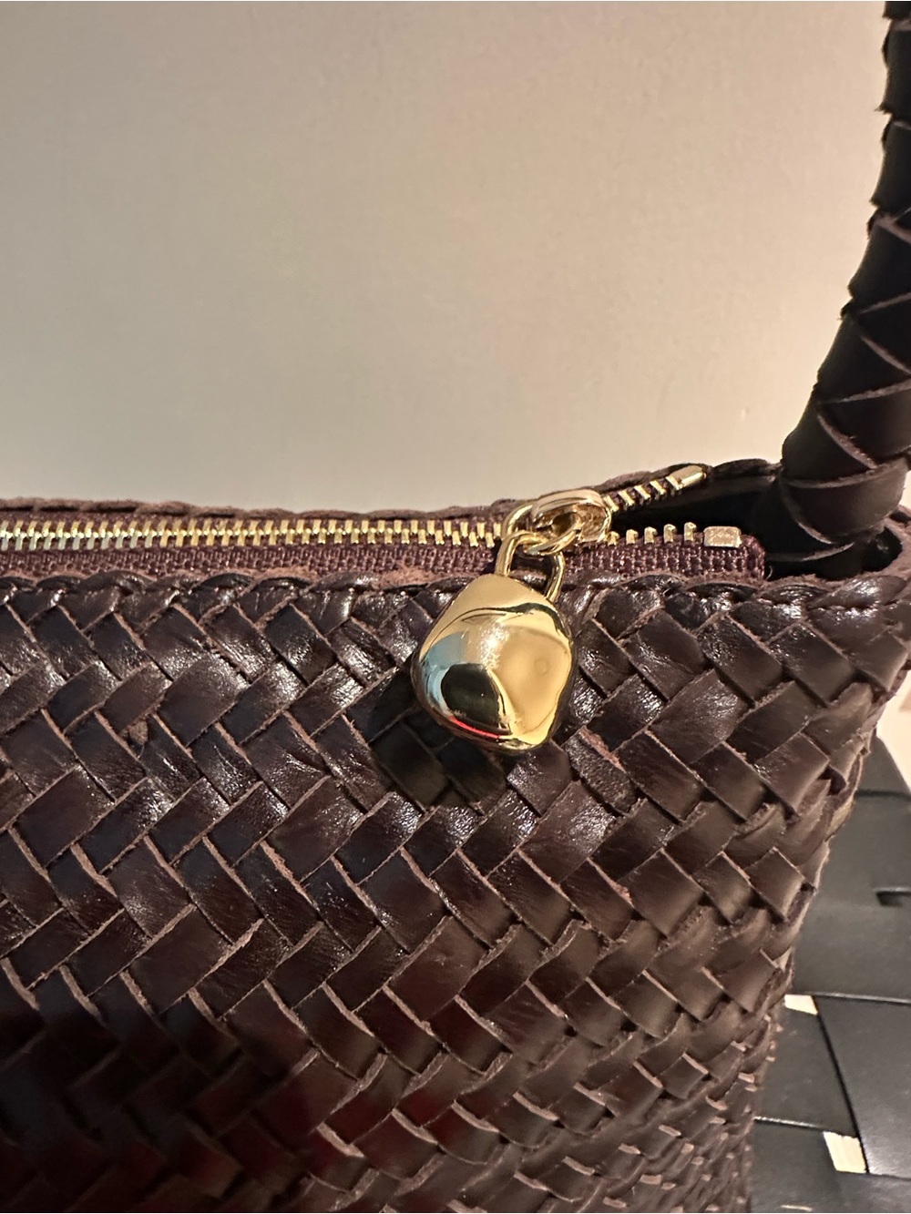 Madewell signature woven zip top shoulder bag - Picture 4 of 8